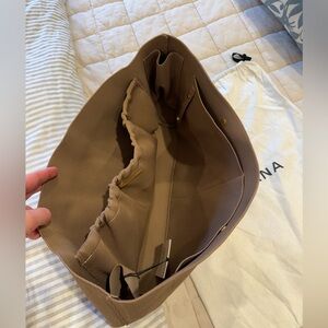 Cuyana Classic Easy Tote Insert Cappuccino